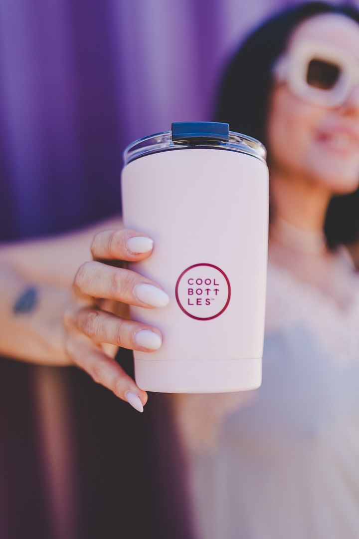 stylovy-ruzovy-termohrnek-cool-bottles-do-ruky